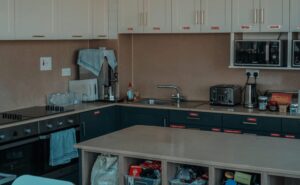 Kitchen at Garden Lane Backpackers 7 e1764094096878